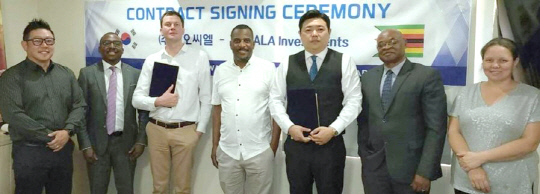 지오씨엘과 자왈라 광산 M&A 계약 체결 조인식. 좌로부터 지오씨엘 짐바브웨 지사장 조현호, 자왈라측 고문변호사, 자왈라 인베스트 대표 로버트 스미스(Robert Smith), 지오씨엘 어드바이저 링컨(Lincoln Tariro Donzva),  지오씨엘 대표이사 조정호, 지오씨엘 고문변호사